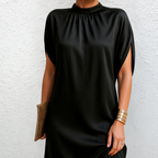 Robe Élégante En Satin Qui Met En Valeur Le Corps